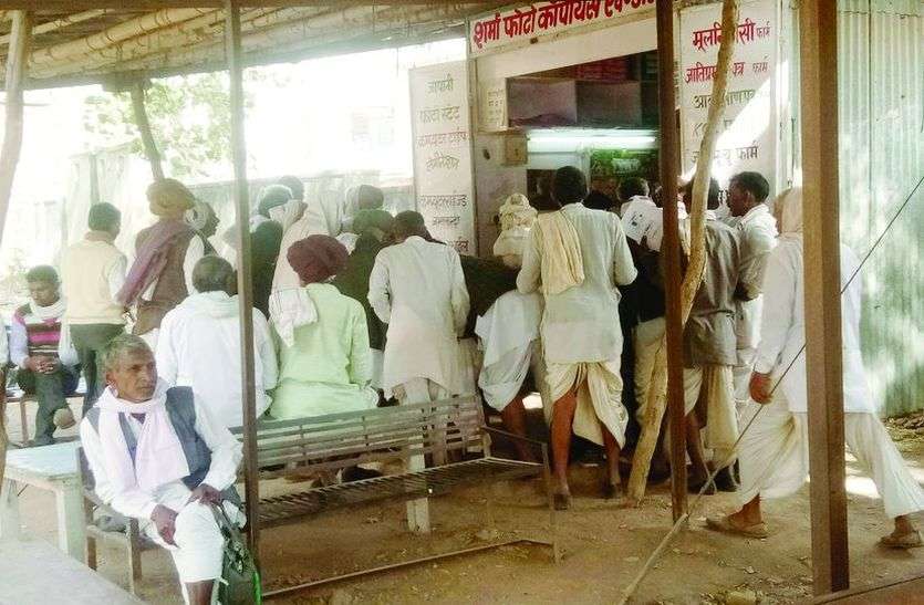 यहां पंजीयन करवाने को लेकर उमडे लोग। राजफेड की साइट की चाल धीमी