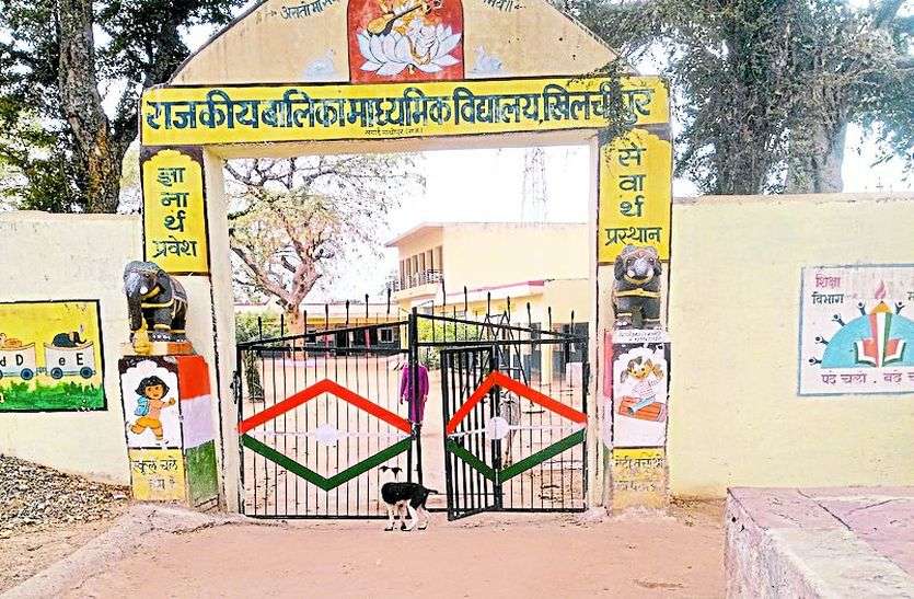 विद्यालय में घूमती गाय व कुत्ते व गंदगी। बदहाली का शिकार विद्यालय