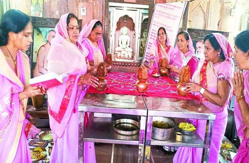विधान मण्डल पूजन करती महिलाएं। नन्दीश्वरद्वीप विधान मण्डल पूजन में उमड़े श्रद्धालु