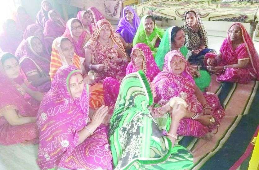 केशवराय मंदिर में उपस्थित महिला श्रद्धालु। महिलाओं ने मनाया फागोत्सव