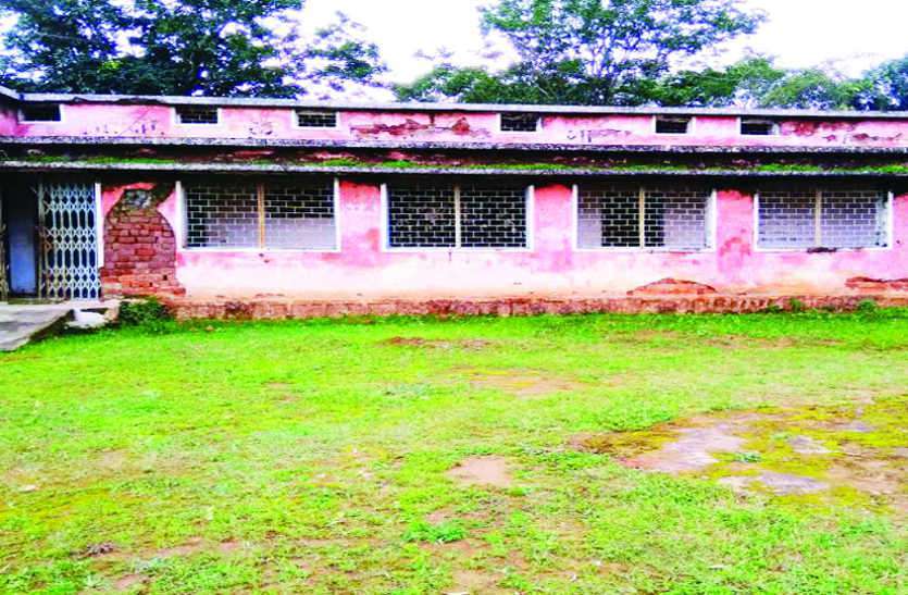 The education system in tribal-dominated Kotra is poor. इस स्कूल में गुरुजी केवल झंडा फहराने आते हैं, बच्चे खेलकर चले जाते घर