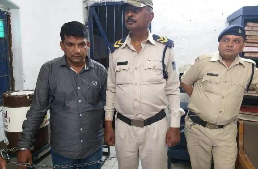 Manchali stabbed the young woman in a moving train ट्रेन में छेड़ रहा था मनचला, फिर युवती ने किया ये हाल, पढि़ए