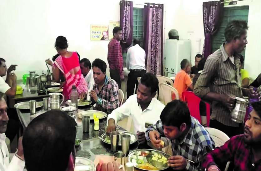 योजना का मिल रहा लाभ : महिला समूह चलाती है इसे, हर दिन तीन सौ लोगों को परोसती हैं भोजन ये समूह के भोजन का स्वाद है, लोगों ने टिफिन लाना छोड़ दिया