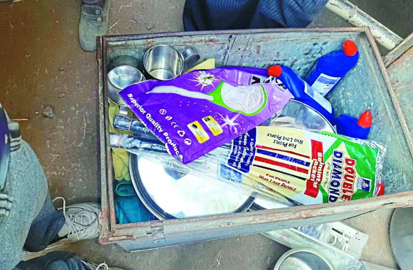 patrika हद हो गई, सरकारी हॉस्टल के लिए आया सामान गाड़ी में भरकर घर ले गई छात्रावास अधीक्षक