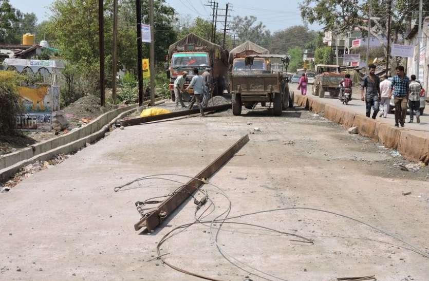 After long wait, the poles removed in the middle road लम्बे इंतजार के बाद बीच सडक़ में लगे पोलों को हटाया