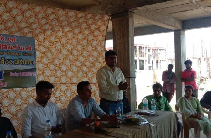 pmy 200 कर्मचारियों को काम करते समय बताए सावधानी बरतने के तौर तरीके