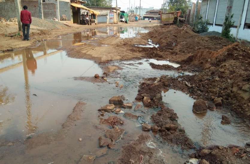 paip line पाईप लाईन फुटने से व्यर्थ में बह गया सैकड़ों गैलन पानी