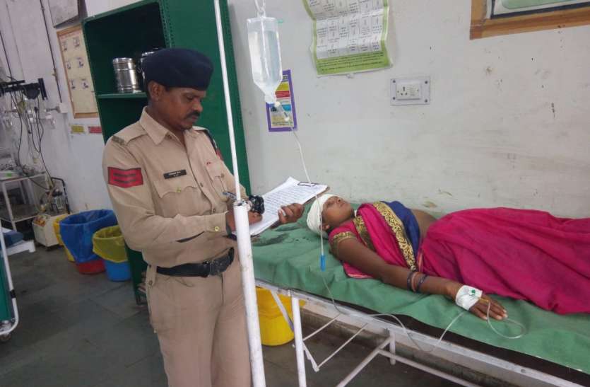 one killed in road accident and three injured सड़क दुर्घटना में महिला सहित तीन घायल, एक की मौत