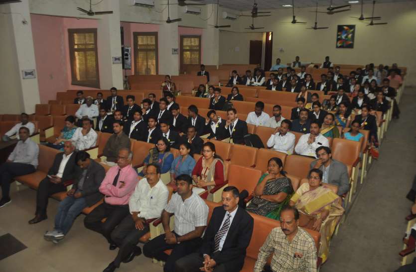 national seminar देश में 99 परसेंट लोग स्वस्थ पैदा होते हैं, लेकिन बिगड़ी लाइफस्टाइल से फिटनेस गवां बैठते हैं