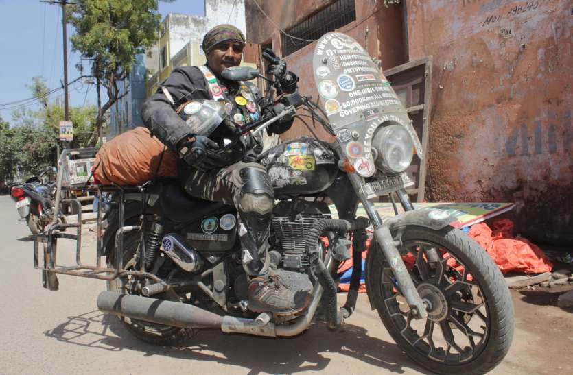 bike rider चाइल्ड प्रोटक्शन, वुमन इम्पॉवरमेंट और रोड शेफ्टी का मैसेज देने बाइक से तय कर रहे 40 हजार किमी की दूरी