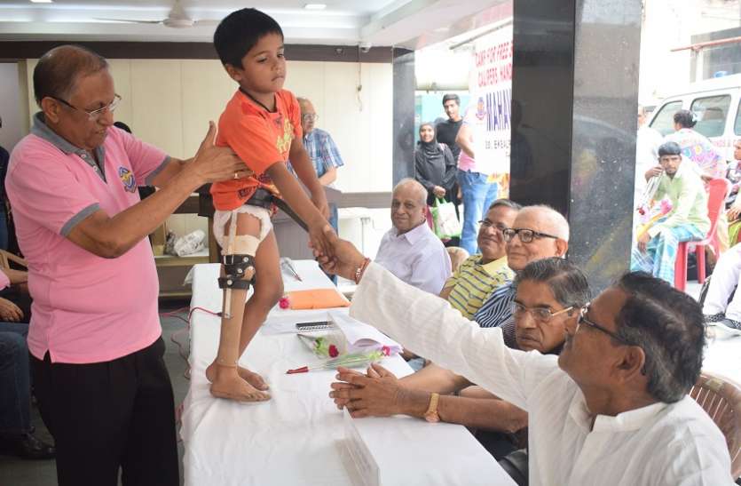 kolkata महावीर सेवा सदन ने दिए 20 दिव्यांगों को कृत्रिम हाथ, पांव और कैलीपर