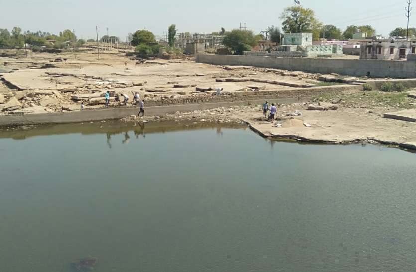 sheopur प्रशासन ने नहीं सुनी तो खुद ही करा रहे स्टॉपडैम की मरम्मत
