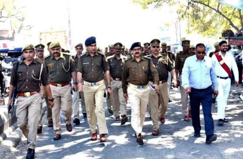 police-rootmarch-with-pairamilitri-force-in-sitapur लोकसभा चुनाव से पहले पुलिस की बड़ी चहलकदमी से बढ़ी अराजकतत्वों की धड़कने, अपराधियों के लिए पुलिस का बड़ा ऐलान