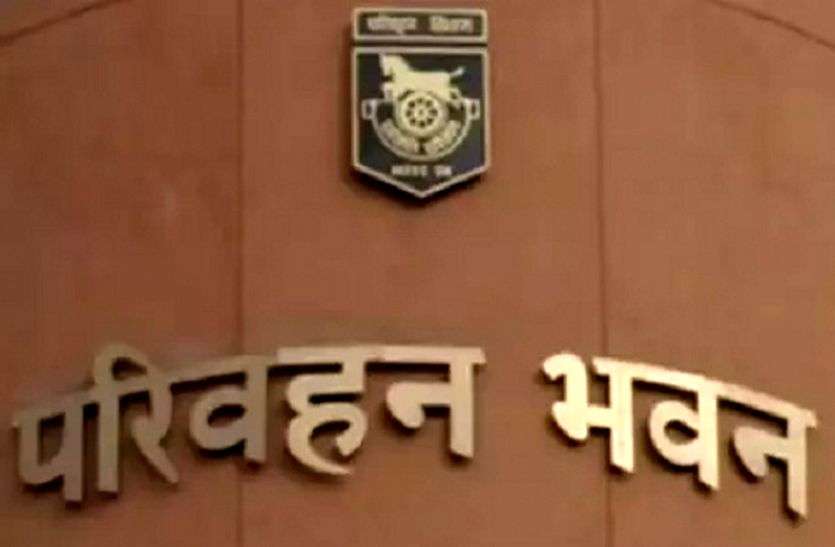 सडक़ों पर अधिक क्षमता से भार ढोने वाले वाहन चालकों की अब खैर नहीं है। परिवहन विभाग ने क्षेत्र की एक कंपनी के ओवरलोड डंपर पर छह करोड़ 21 लाख 67 हजार रुपए के जुर्माने का नोटिस जारी किया है। राजस्थान में परिवहन विभाग की बड़ी कार्रवाई, 6.21 करोड़ का लगाया जुर्माना, मचा हड़कंप