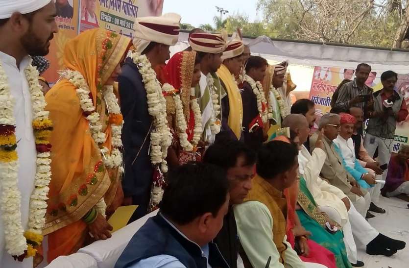 मुख्यमंत्री कन्यादान योजना की राशि लेने के लिए भटक रही बालिकाएं मुख्यमंत्री कन्यादान योजना की राशि लेने के लिए भटक रही बालिकाएं