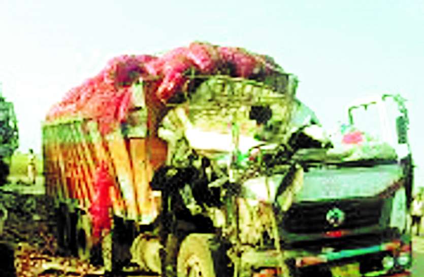 Truck driver dies in road accident तेज रफ्तार ट्रकों का अचानक बिगड़ा संतुलन... और फिर पसर गया मातम