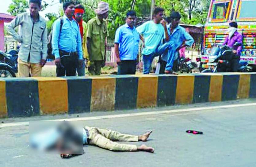 accident news मां के साथ घर लौट रहे बेटे की बाइक का बिगड़ा बैलेंस, ट्रक के पीछे जा घुसी गाड़ी, हुई दर्दनाक मौत