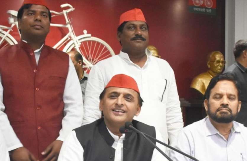 AKHILESH YADAV अखिलेश यादव को लेकर बड़ी खबर, तय की अपनी सीट, यहां से लड़ेंगे चुनाव.. सुनकर पिता मुलायम रह गए हैरान