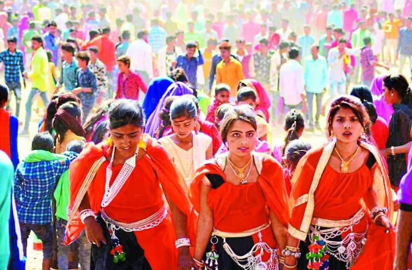 bhogoriya hat भगोरिया हाट में जमकर गूंजी कुर्र..कुर्र.. कुर्राटियां
