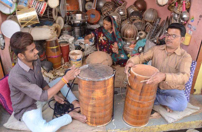 Banswara आधुनिकता की दौड़ में वाद्य यंत्रों का फूला दम, होली पर बजाने वाले यंत्र हो रहे दूर