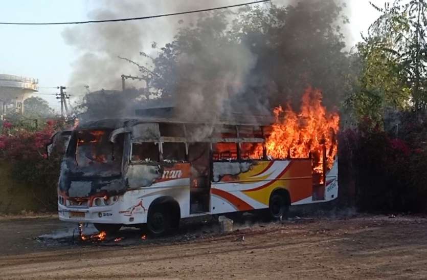 A fire in the bus due to a short circuit धूं-धूंकर धधक उठी खड़ी बस, दो मिनट में जलकर हुई खाक