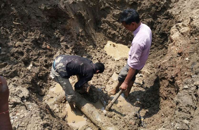 Valve leakage दो दिन पहले लगाया वाल्व लीकेज हुआ तो खोद दी सड़क