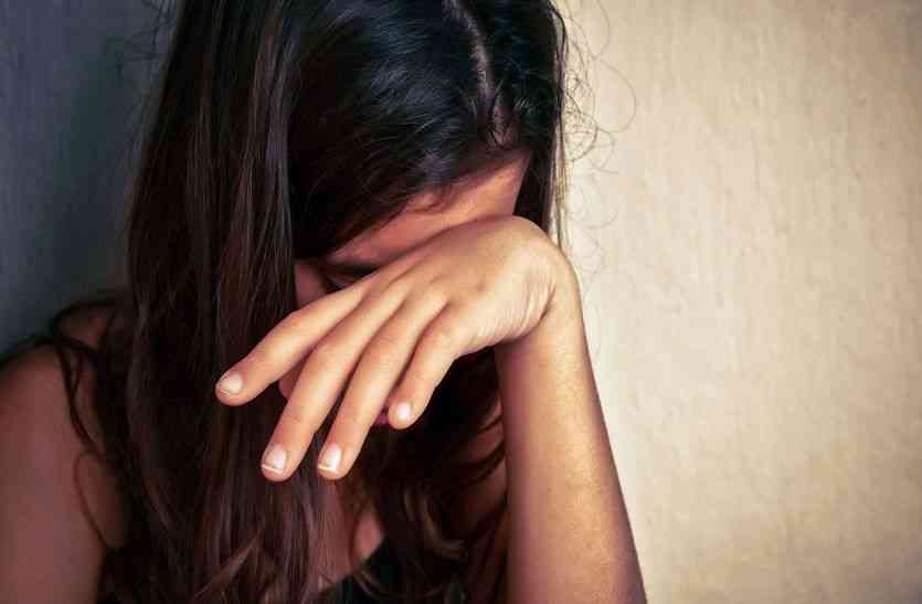 Childhood Girlfriend Pushing In Prostitution पहले युवती के प्रेमी ने फायदा उठाया, फिर दलालों ने भी किया यह काम, और फिर ....