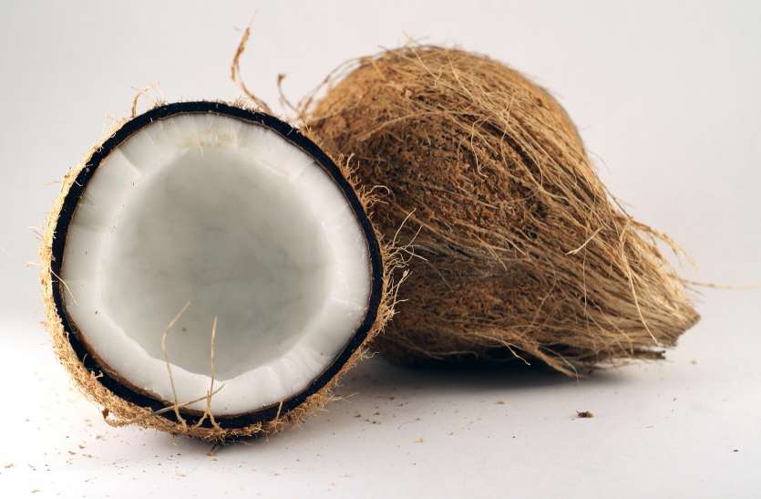 Benefits of Coconuts 10 बड़ी बीमारियों का अंत कर देता है 1 नारियल का टुकड़ा