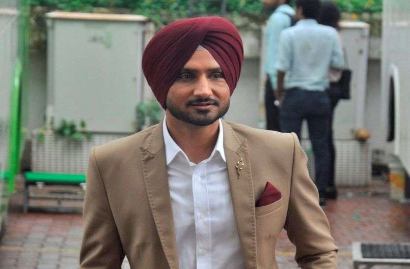 cricketer harbhajan singh loksabha election 2019 हरभजन भी लोकसभा चुनाव में आजमा सकते हैं भाग्य, भाजपा ने इस सीट से लड़ने का दिया ऑफर