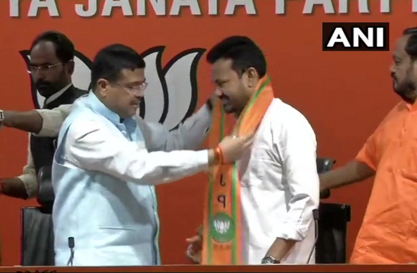 news कांग्रेस विधायक ने थामा भाजपा का दामन, धर्मेंद्र प्रधान ने कराई सदस्यता ग्रहण
