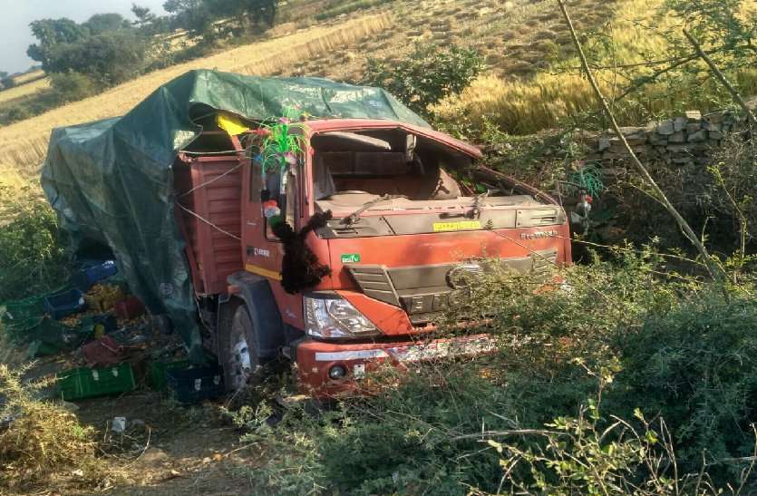 baran पाजनटोरी में संतरे से भरा ट्रक पलटा, हादसा टला