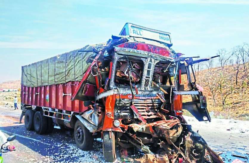 indore ब्रेक फेल होने से ट्राले ने दो वाहनों को मारी टक्कर, 2 की मौत