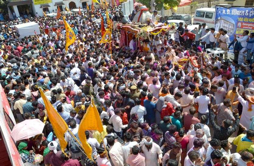 Khatu Mela : श्रद्धा की बहती बयार, सिर पर केसरिया पगड़ी पहनकर बनडे से बने बाबा श्याम, देखें खाटूनगरी की बेहद खूबसूरत तस्वीरें