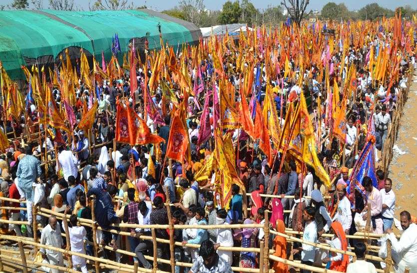 Khatu Mela : श्रद्धा की बहती बयार, सिर पर केसरिया पगड़ी पहनकर बनडे से बने बाबा श्याम, देखें खाटूनगरी की बेहद खूबसूरत तस्वीरें