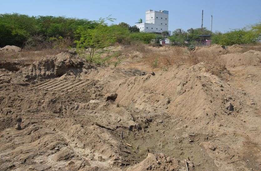 Now Dairy runs into the pit of fault in bhilwara अब गलती के गड्ढे पाटने दौड़ी डेयरी