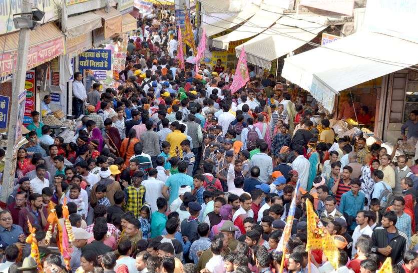 खाटूश्यामजी में बाबा श्याम का मुख्य लक्खी मेला आज अपने पूरे परवान पर चढ गया है। आज फाल्गुनी मेले की एकादशी पर बाबा श्याम की रथ यात्रा शाही लवाजमें के साथ दोपहर 12 बजे श्याम मंदिर से नगर भ्रमण को निकलेगी।