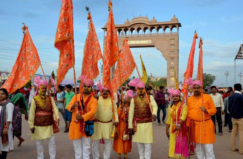 खाटूश्यामजी में बाबा श्याम का मुख्य लक्खी मेला आज अपने पूरे परवान पर चढ गया है। आज फाल्गुनी मेले की एकादशी पर बाबा श्याम की रथ यात्रा शाही लवाजमें के साथ दोपहर 12 बजे श्याम मंदिर से नगर भ्रमण को निकलेगी।