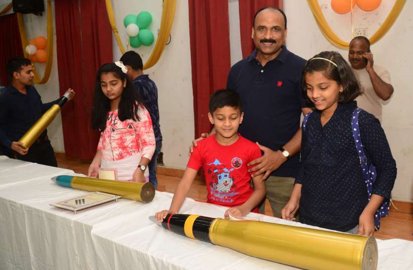 see the bombs that will hit at the moment the devastation ऐसे बमों को देखा जो पलभर में मचा दे तबाही