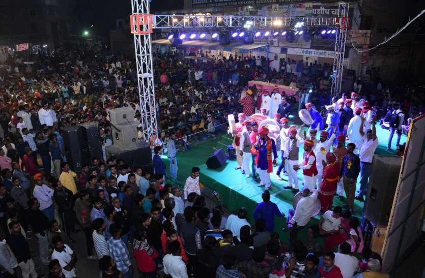 playing श्यामा श्याम सौं होरी खेलत नंद नंदन... ठाकुरजी ने धरा स्वांग