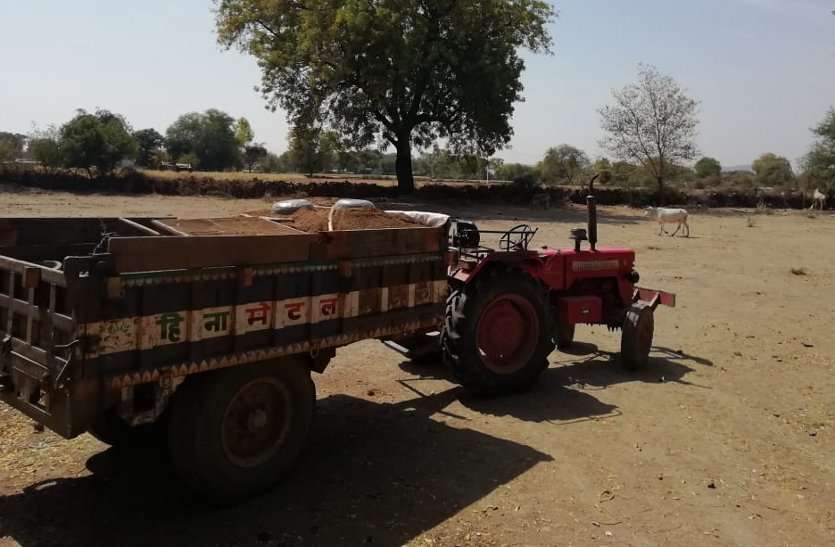 baran बजरी से भरी दो ट्रॉलियां जब्त