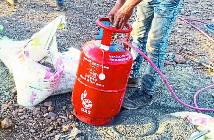 Ujjawala's tank is not burning in the stove, rail connecting railway tracks उज्जवला की टंकी से चूल्हा नहीं जल रहा, जोड़ी जा रही रेलवे की पटरी