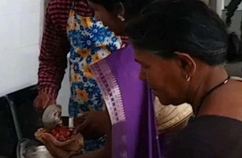 There are untouchables in the district hospital, but patients are served in hand जिला अस्पताल में छुआछूत - थालियां हैं लेकिन मरीजों को हाथ में परोस रहे खाना