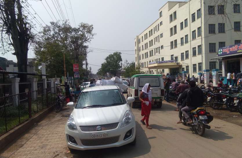 Medical college यहां माताओं-बच्चों को इलाज कराने 2 बिल्डिंग के बीच लगानी पड़ती है दौड़, सड़क पार करते समय हो सकता है खतरा