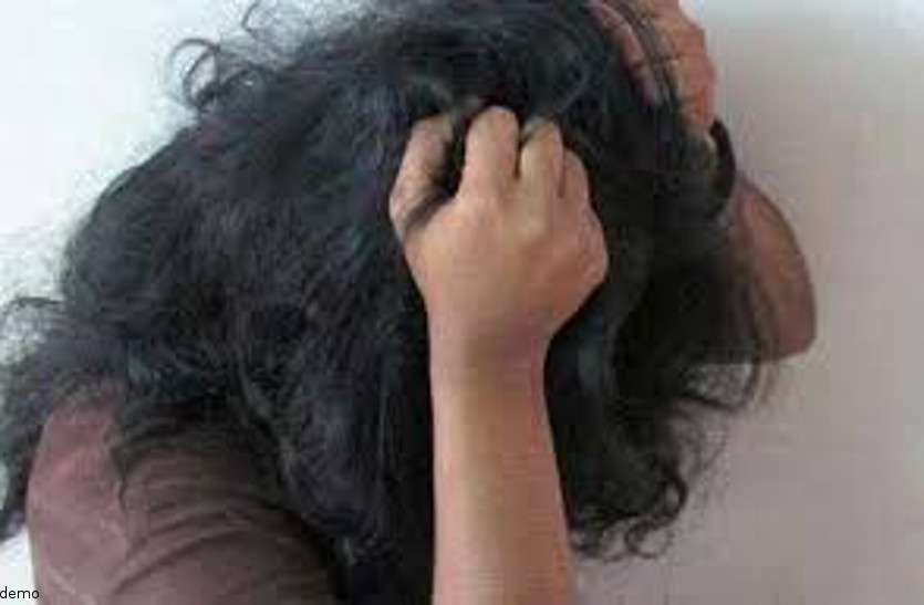 rape news मंदबुद्धि लड़की को खींचते हुए ले गया टॉयलेट और छूने लगा शरीर, जब लोगों ने सुनी चीखने की आवाज तो...
