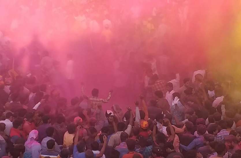Braj ki Holi जन्मभूमि पर बरसे हुरियारिनों के लट्ठ, द्वारकाधीश, बांकेबिहारी मंदिर में उड़ा गुलाल, देखें वीडियो