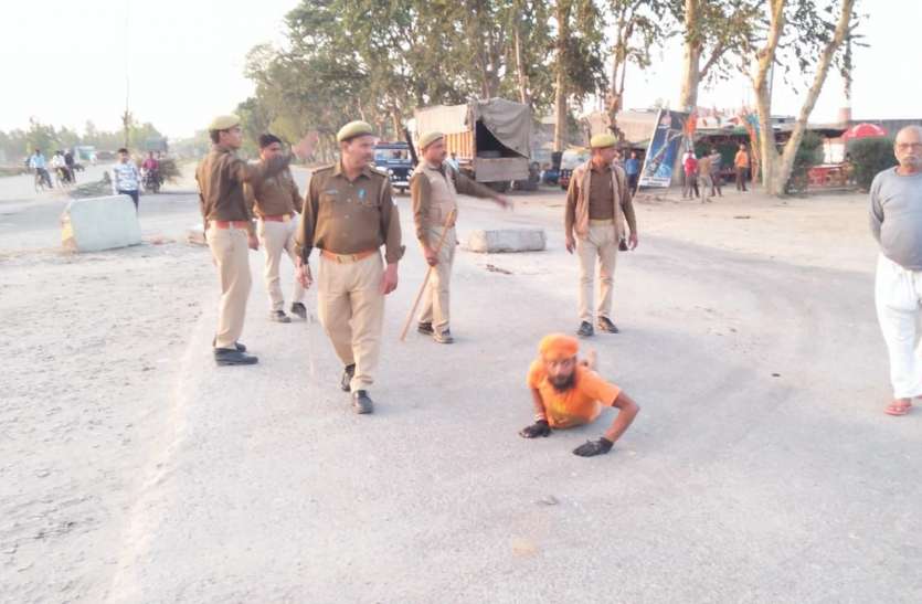 loksabha Chunav लोकसभा चुनाव के दौरान बाबा ने नेताओं के खिलाफ छेड़ा अनोखा अभियान, योगी से मिलने जा रहे, देखें वीडियो