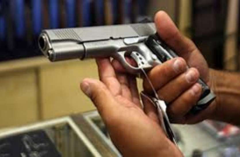 fighting between SOG team and smugglers in udaipur लकड़ी से लदा ट्रक पकड़ने गई एसओजी की टीम और तस्करों के बीच हुआ घमासान