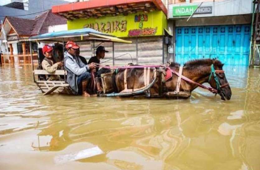 floods इंडोनेशिया में भीषण बाढ़ से 42 लोगों की मौत, दर्जनों घायल