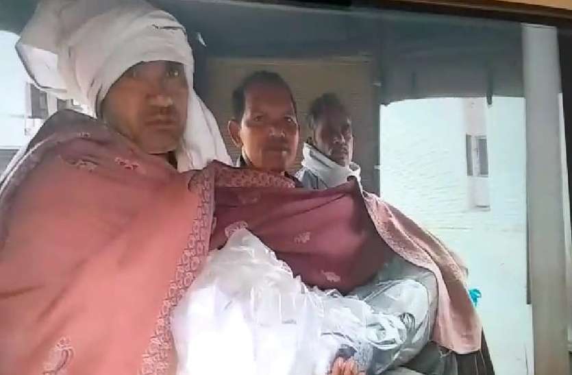 Dead body in auto Video : स्वास्थ्य मंत्री टीएस के शहर नहीं मिला नि:शुल्क शव वाहन, बिलखते पिता को ऑटो में ले जाना पड़ा सड़क हादसे में मृत मासूम बेटे का शव