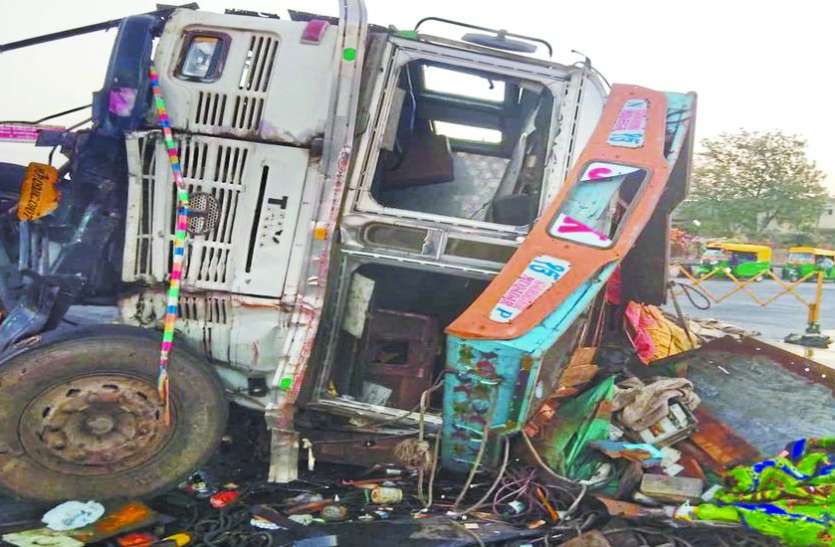 indore तेज रफ्तार कंटेनर ने ट्रक को मारी टक्कर, हेल्पर फंसा